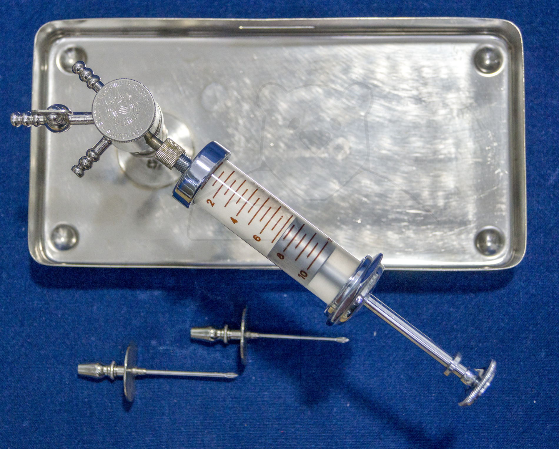 Set zur direkten Bluttransfusion, ca. 1940, Aufgesetzte Transferspritze mit Drei-Wege-Verteiler, Obere Position, Schlauch zum Empfänger